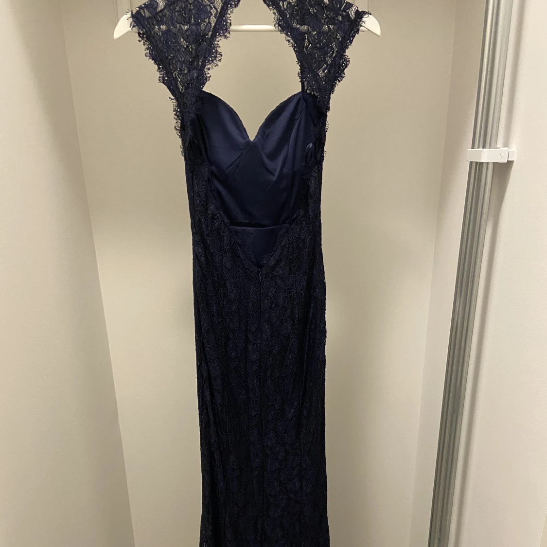 Marinblå spetsklänning - 90