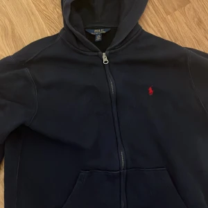 Polo Ralph Lauren  - En hoodie som är välanvänd men inga skador på den eller liknande 