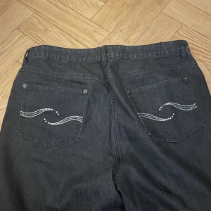 Baggy jeans  - Coola jeans med rhinestones på fickorna :) kontakta för frågor elr fler bilder!