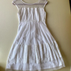 Vit vacker klänning - Vit klänning med broderi på, knälång. Använd 1-2 gånger. 