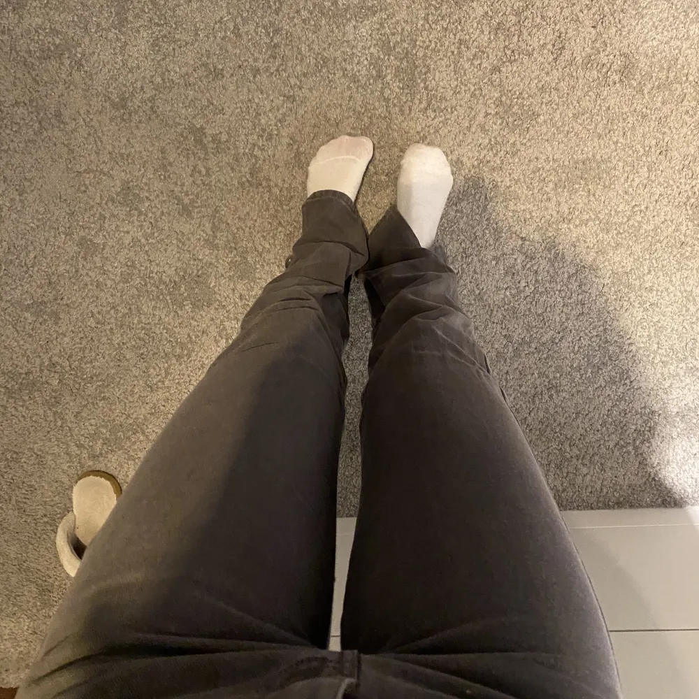 Säljer dessa fina gråa Venderbys jeans med slits! Har blivit för små för mig🫶🏼. Jeans & Byxor.