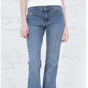Lågmidjade jeans  - Ett par as fina brandy Melville jeans i modellen ”Brielle 90s jeans”! Tveka inte att skriva om du har någon fråga
