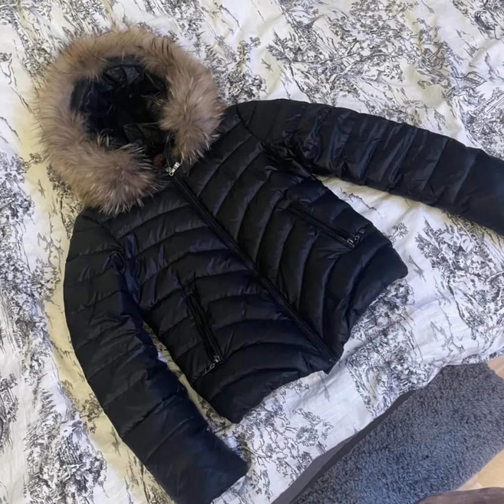 Chelsea jacka i mycket fint skick! Inga skador och ren och fin. Storlek 38 men skulle säga den är en S. Pälsen är äkta. Sitter fint på kroppen när man har den på sig. Fler bilder går att få. Kan skickas mot fraktkostnad!💗 . Takit.