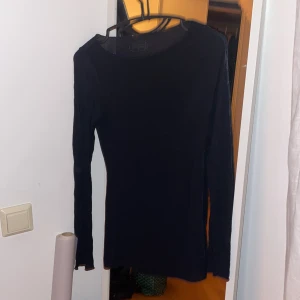 Intimissimi tröja - Populära Intimissimi tröjan i svart M. Använd men fortfarande fint skick. Lägger upp igen då någon råkade lägga ett bud..  sänker priset vid snabb affär !