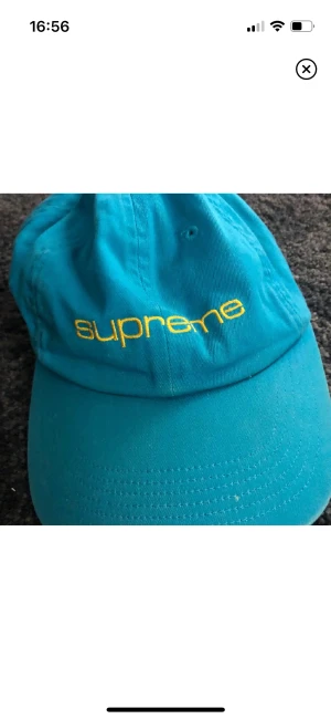 supreme keps - asfet supreme cap köpt för några år sen. loggan är broderad och kepsen har en justerbar strap på baksidan så den passa alla😭, skriv pm för frågor💕