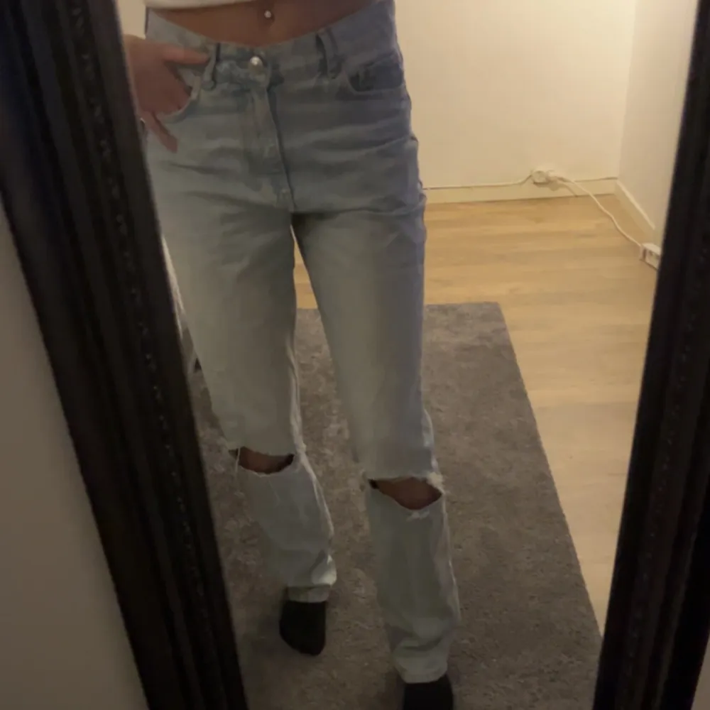 Säljer mina jeans med hål från gina, använd fåtal gånger🤍. Jeans & Byxor.