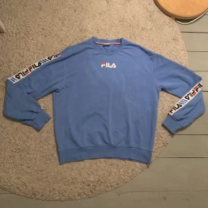 fila crewneck - crewneck från fila i storlek S. fint skick!
