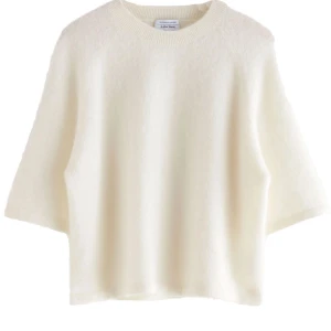 Stickad t-shirt - Super fin stickad t-shirt från &otherstories i storlek s.💗köp direkt för 600kr. OBS!Frakten ligger på 81kr!