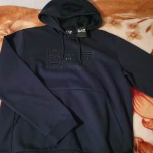 Armani Kofta - Oanvänd Armani Kofta, säljer den eftersom den är för stor för mig. Köpt på Johnells, kvitto finns, köpt för 2100 kr men säljer för 1400 kr