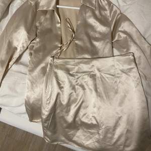 Topp och kjol i satin i bra kvalitet från nelly. Nypris 600-700