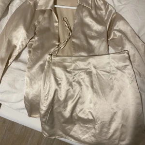 Satin Set nelly - Topp och kjol i satin i bra kvalitet från nelly. Nypris 600-700