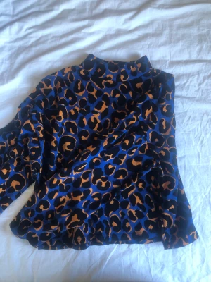 Zara tröja - En polo tröja från zara med fint mönster. Använde sällan för att jag inte vet längre hur jag ska styla den. Ordinarie pris låg på ca 200kr. Är inte helt säker på vad frakten ligger på men kan kolla om du är intresserad🥰