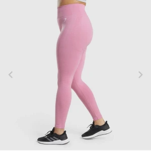 Gymshark vital seamless  - För små på mig nu. De är några sömmar där bak som har blivit som streck därav priset. Men annars går den att använda på mig iallafall. 