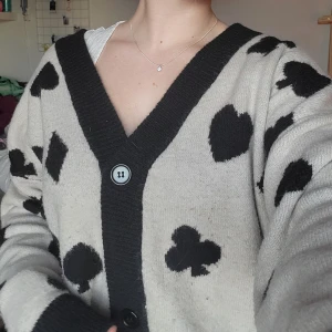 Stickad kofta - Stickad kofta med kort-spels inspirerat mönster!♣️ Licenserat Disney samarbete hos h&m! Fint skick 