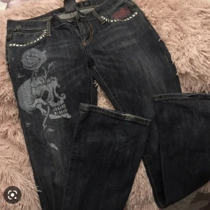 Ed Hardy jeans - Säljer mina Ed Hardy jeans köpta secondhand. Använda få gånger somsagt köpta secondhand men i bra skick. Det är inte mina bilder men kontakta om ni vill ha fler på jeansen. vet ej strl men passar mig som är 168 och har strl S. ksk startar budgivning