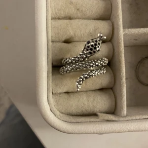 Orm ring  - Köptes nyligen på Plick, aldrig använd❣️