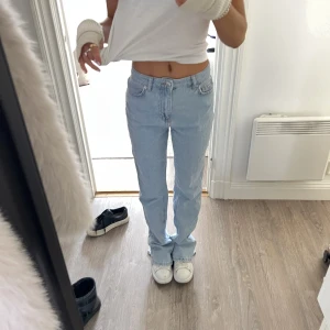 jeans med dragkedja - säljer så coola jeans med dragkedja bak! den går att ha öppen eller stängd beroende på hur man vill att byxorna ska sitta över skorna. jag är 160 och de är långa på mig! färgen är som på tredje bilden och jeansen är från nakd.🧸