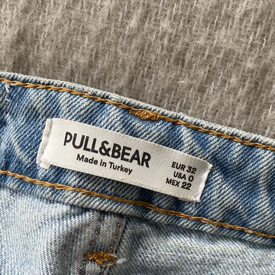 Raka jeans med slitningar  - 91