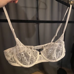 Bralette - Bralette från Arket, knappt använd. 75B men passar en med A kupa också.