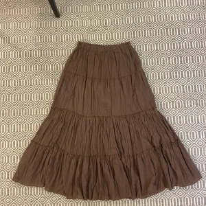 Lång brun kjol - Säljer lång brun kjol, 103cm lång. Aldrig använd