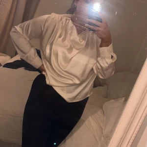 Satinblus - Satinblus, endast testad. Liten i stl, passar även L 