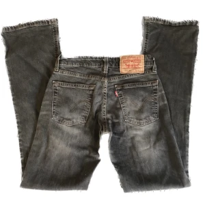 Levi’s jeans - Säljer dessa skit snygga gråa low waist boot cut jeans, då dom är för små på mig tyv. De är i bra skick, är lite slitet på ena benet längst ner och vid knapp hålet. Innerbenslängs: 80cm, midja: 32cm tvärs över.