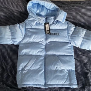 Hoodrich jacka  - Fett nice Hoodrich jacka i storlek M. Aldrig använd. Skriv för mer info och bilder (Pris kan diskuteras)