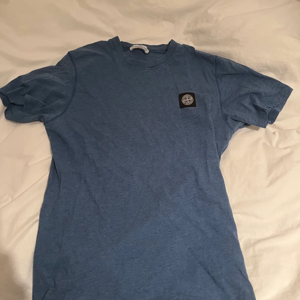 En Stone Island Junior T shirt köpt på ni för ungefär 1000kr Färg: Mörk blå Storlek: 14/170 (S). T-shirts.