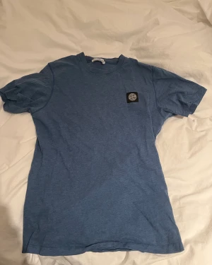 Stone Island Junior T-shirt - En Stone Island Junior T shirt köpt på ni för ungefär 1000kr Färg: Mörk blå Storlek: 14/170 (S)