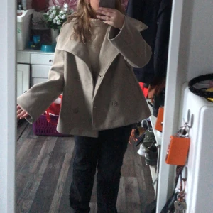 HELT NY KAPPA!! - Helt ny kappa från bubbleroom i strl 38 som är slutsåld. Prislappen sitter fortfarande kvar. Endast testad men var tyvärr för stor för mig:/ Köpt för 899 kr. Går att köpa direkt om man ger ett bra bud, 750 eller mer då den är ny😊. Köparen står för frakt!☺️