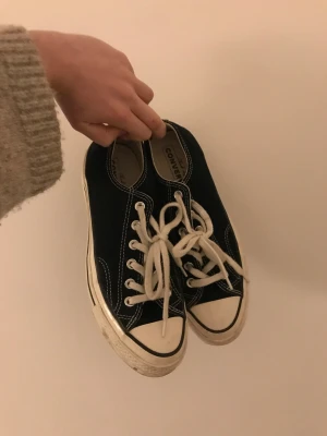 Chuck Taylor Converse, svarta - Säljer mina svarta låga chuck taylor converse som är mer eller mindre i total nyskick! Super snygga med en aning högre kvalitet än vanliga converse! 