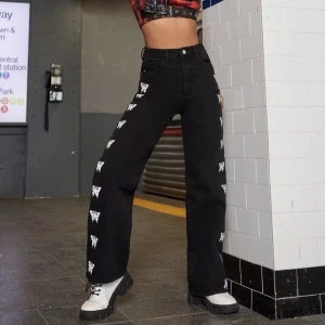 Jeans med fjärilstryck - Svarta jeans med fjärilstryck längst benet från Shein. Aldrig använd. Storlek M. Köpt för 200 kr.