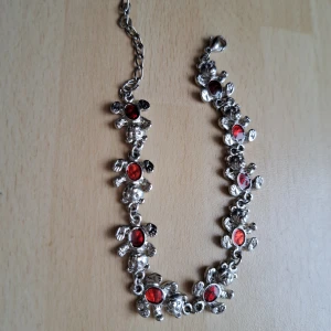 Nalle-Armband🌹 - Hej alla glada 🌹 Här har jag ett jättefint armband med små nallar,med röda stenar i🌹 Aldrig använd 🌹 Vet ej material 🌹 Pris 10 kr plus frakt 16 kr 🌹 Kontakta mig innan köp 🌹 Anki 🌹