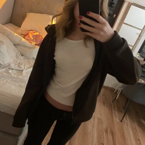 Zip hoodie med tryck på ryggen - Supercool brun zip hoodie som har tryck på ryggen. Säljer då den inte kommer till andvändning