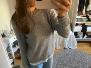 Finstickad tröja - Grå stickad, så fin passar till de mesta sälj pga lite användning, kan mötas eller så står köparen för frakt💛