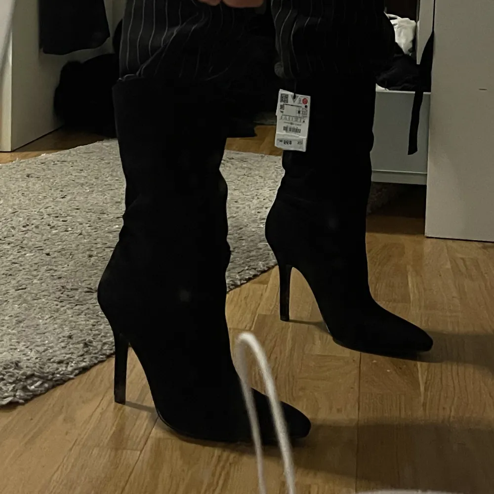 Klackar/stövlar/boots. Oanvända då jag köpte fel storlek och glömde returnera i tid . Kengät.