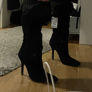 Klackar/stövlar/boots - Klackar/stövlar/boots. Oanvända då jag köpte fel storlek och glömde returnera i tid 