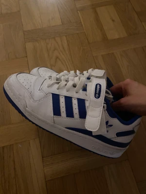 Adidas skor - Adidas sneakers, storlek 38.  Använda men i fint skick. Inköpta för 1100kr