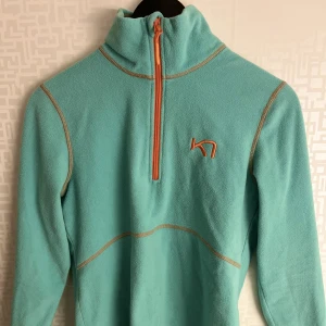 Kari traa flecejacka  - Säljer min varma fleecetröja från kari traa. Använt max 3 gånger, så är som ny. Köpte för ett år sedan. Nypris: 499