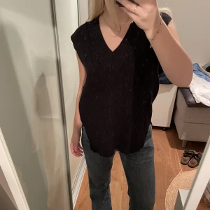 Svart stickad väst från H&M - Svart stickad H&M väst i storlek S. Oversized modell. Aldrig använd. Väldigt bra skick. 