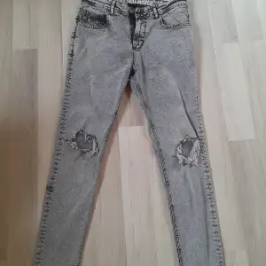 Blacksquad jeans . Nästan nytt använd 2 gånger. Köparen betalar frakt