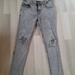 Black squad - Blacksquad jeans . Nästan nytt använd 2 gånger. Köparen betalar frakt