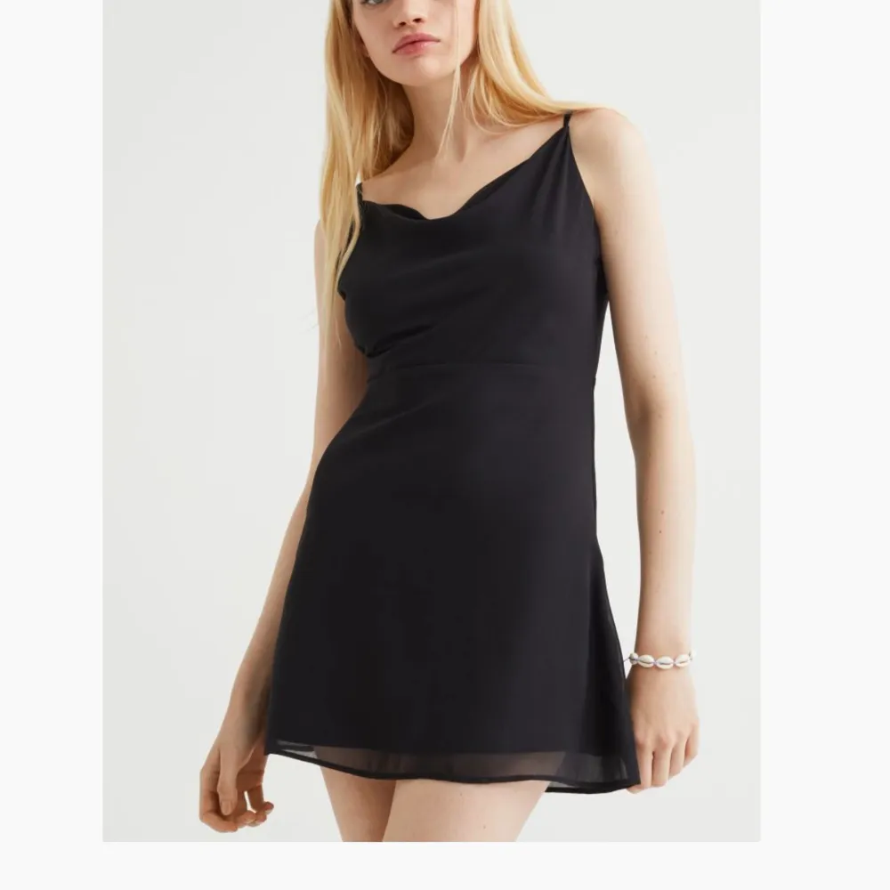 Aldrig använd fin klänning från HM. Kort svart klänning med öppen rygg. Storlek 40 men från divided så skulle säga att den är lite mindre i storleken. Passar nog en 38 väldigt bra.. Klänningar.