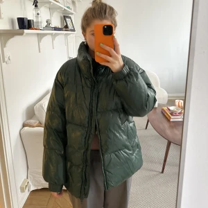 GRÖN DUNJACKA - Så himla fin, säljer pga platsbrist!