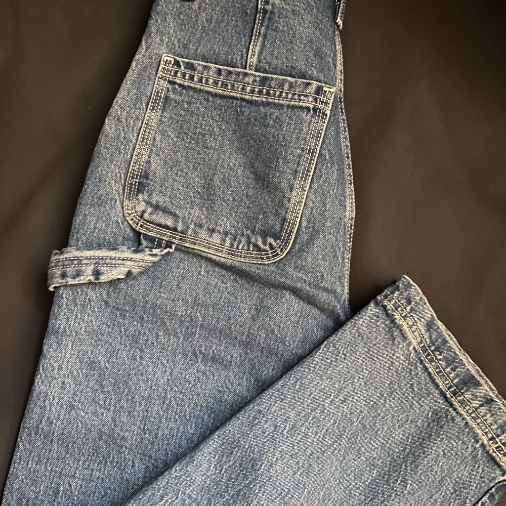 Säljer dessa jeans eftersom de har blivit för små. Super snygga i en mellanblå färg, jätte fint skick utan några  slitningar. De är strax under ankeln och jag är ca 164cm  lång. Jeans & Byxor.