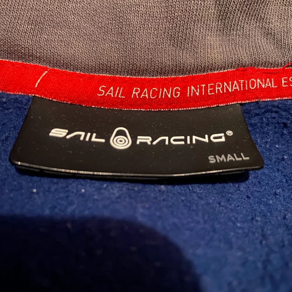 Sail Racing hoodie storlek S. Denna kommer tyvärr inte till användning.💙💙Nästan oanvänd och därav inga defekter💙köpt för 1000kr💙. Hoodies.