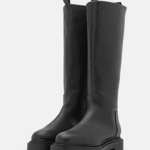 Boots/stövlar monki - Höga boots/stövlar från monki som säljs då de inte är min stil, knappt använda❤️