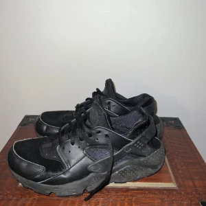 Nike skor!  - Knappt använda Nike skor i storlek 40 men passar en 38/39. 