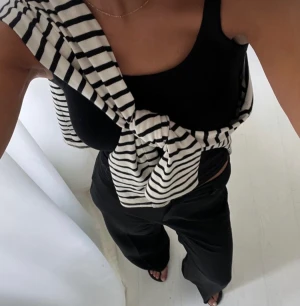 Lågmidjade kostymbyxor  - Säljer dessa kostymbyxor i storlek 36 från inwear, Lova Widerberg på bilderna med samma byxor 😊Nypris 1200 men jag säljer för 600