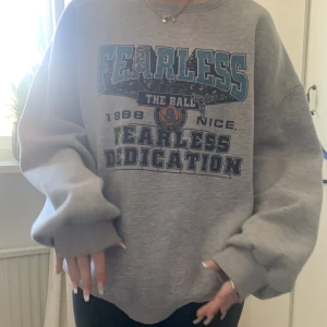 Grå Sweater  - Väldigt bekväm grå sweater. Den är lite nopprig på utsidan men insidan är väldigt skön. Den är köpt på Shein för 2 år sedan, knappt använd och tvättad 3 ggr💞